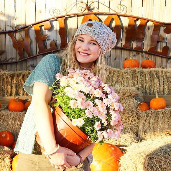 Meet your Posher, Becca - Picture 1 of 1